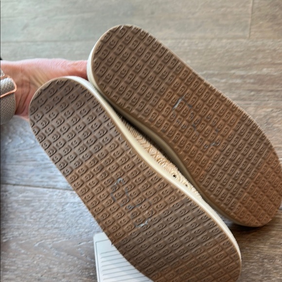 Sanuk slip ons - Picture 3 of 3